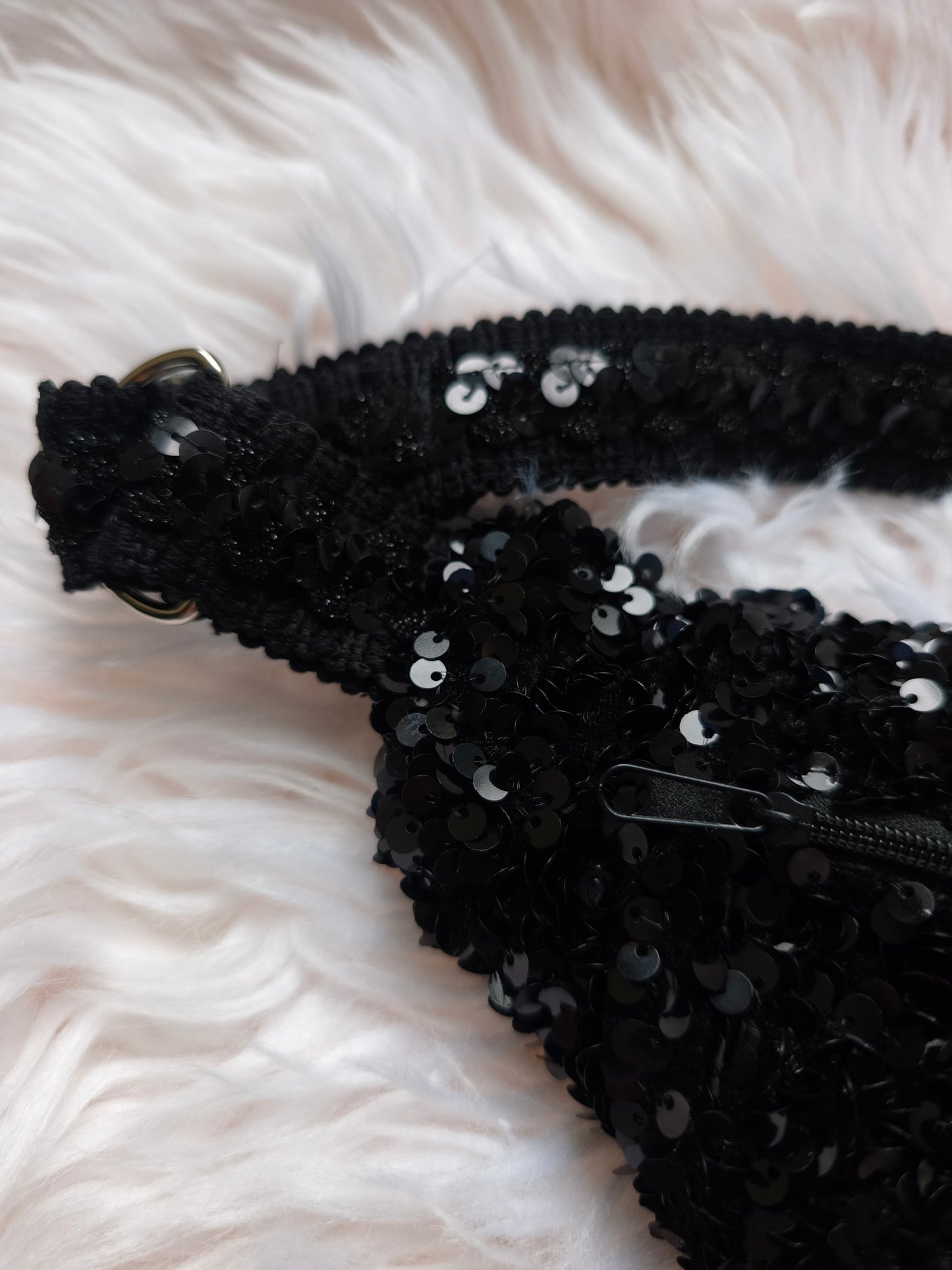 Sac banane fait main noir à sequins  – accessoire brillant, sac de soirée, sac festival, style glamour